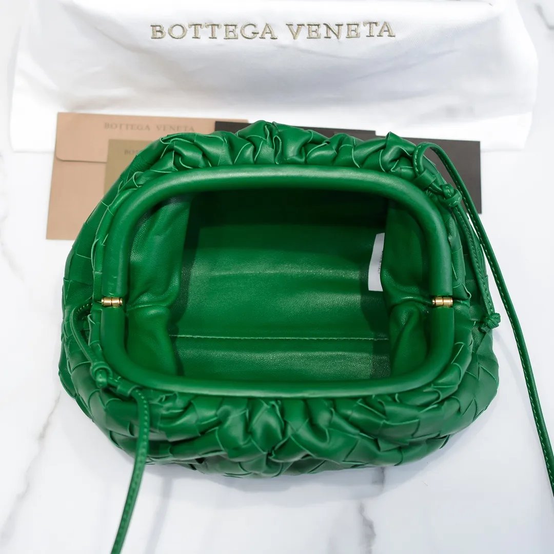 BV cloud bag is in stock, coarse weave, large plaid weave, the pouch cloud bag. Needless to say, this year's most popular bag is not without its reason. The minimalist and slightly wrinkled design is both advanced and a bit lazy. After the new designer came, he directly changed it to a large weave and became super young. It also has a touch of fashion. You must buy it. This year's must-have bag. Size: 22×12×7cm. Real shot ❤️